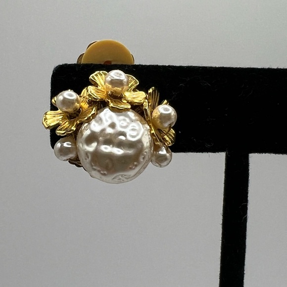 Vintage signed Miriam Haskell clip on earrings, baroque pearl, floral, flower - Picture 2 of 6
